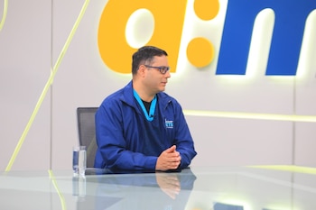 Melvin Rogel, director del hospital veterinario público Chivo Pets, durante su participación en el programa televisivo Entrevista AM, transmitido por Canal 10.