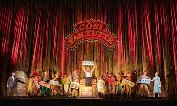 La temporada en directo comenzará el 3 de octubre de 2026 con Così fan tutte, de Wolfgang Amadeus Mozart, en la producción de Phelim McDermott ambientada en un parque de diversiones de Coney Island en la década de 1950.