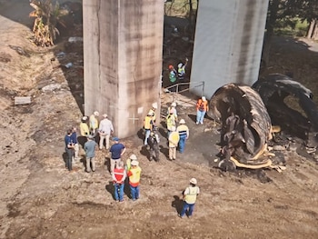 Ingenieros del Cuerpo de Ingenieros del Ejército de Estados Unidos inspeccionaron el Puente de las Américas este viernes 10 de abril. Tomada de X