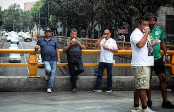 Mientras persisten los reclamos sociales, en lugares emblemáticos como la Explanada del Coloso de Santa Úrsula y otros lugares destacados de la capital se ha observado una atmósfera festiva (Zurisaddai González | Infobae México)