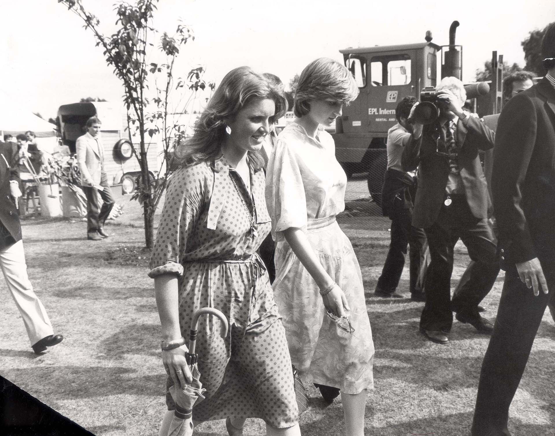 La princesa Diana y Sarah Ferguson, duquesa de York, regresan de Pony Wines (Foto de Graham Wood/Daily Mail/Shutterstock).