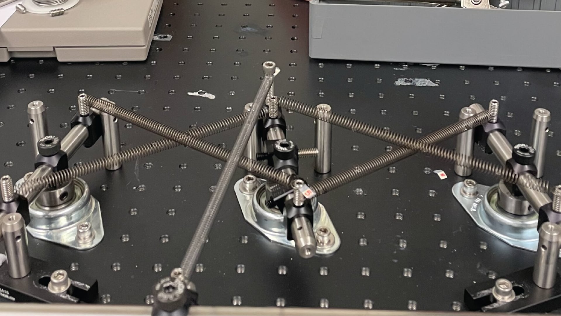 El nuevo sistema mecánico elimina la necesidad de baterías al almacenar y procesar datos mediante la tensión de resortes. (St. Olaf College)