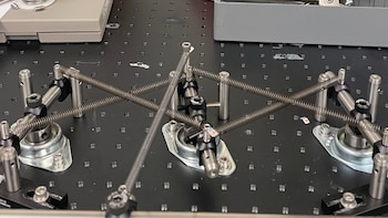 ¿Sin enchufes? La revolucionaria computadora que funciona con resortes y calor ambiental