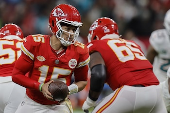 Patrick Mahomes busca revancha en la temporada 2026. Archivo. EFE/EPA/RONALD WITTEK