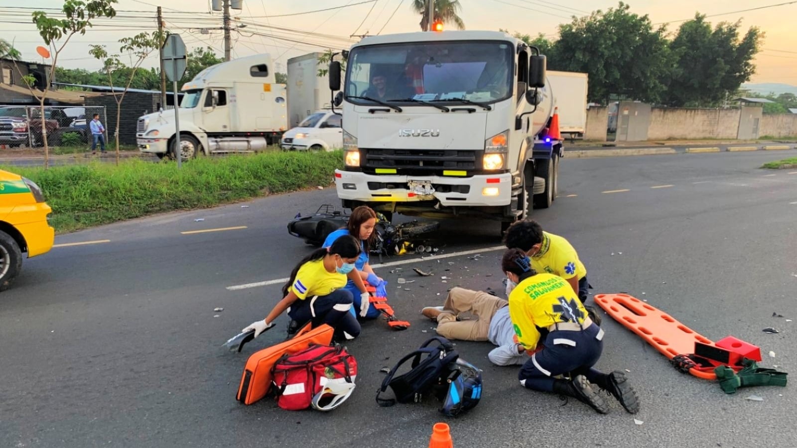 El Salvador registra un aumento sostenido en los accidentes de tránsito durante 2026, con un promedio de 65 siniestros viales diarios en el país. (Foto cortesía Comandos de Salvamento Quezaltepeque)