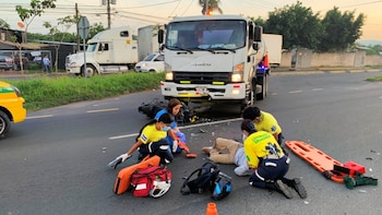 Las estadísticas del Observatorio Nacional de Seguridad Vial señalan que la siniestralidad vial ha crecido principalmente por distracción, exceso de velocidad y conducción riesgosa, situando a San Salvador como la zona más afectada (Foto cortesía Comandos de Salvamento Quezaltepeque)