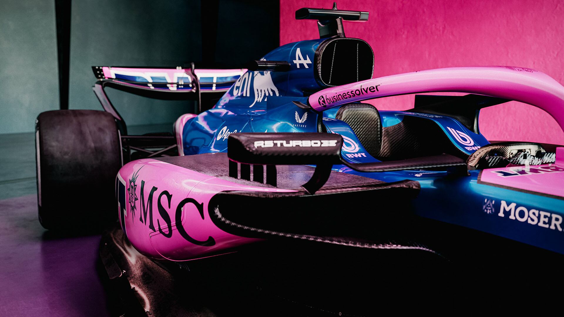 El Alpine A525 contará con mayor dominio del color rosa en sus laterales (@AlpineF1Team)