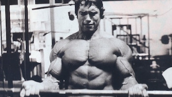 Arnold Schwarzenegger entrenando