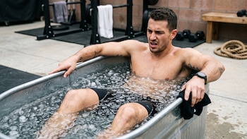 Baños de hielo, compresión o suplementos: qué funciona realmente para recuperar los músculos tras entrenar