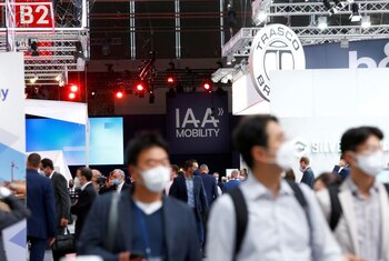 Personas visitan el Salón del