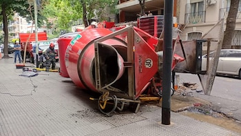 Susto en Villa Urquiza: volcó