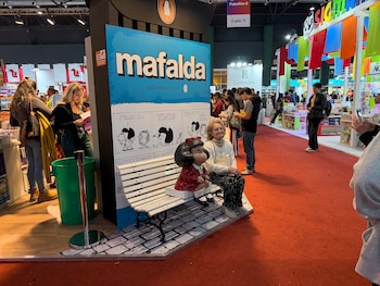 Eventos especiais, como a homenagem a Jorge Luis Borges e a exposição de Mafalda e El Eternauta, enriquecem a experiência literária e visual da Feira do Livro - (Celeste Sawczuk)