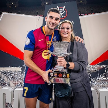 Ferran Torres y su madre en una imagen de sus redes sociales. (Instagram @ferrantorres)