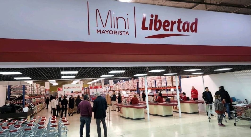 El complejo tenía, junto al hipermercado, un espacio de venta mayorista. (Google Maps)