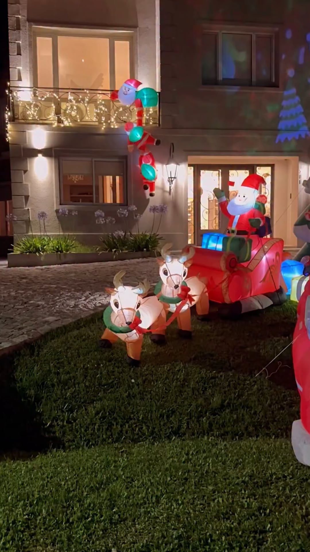 La fachada de la casa, completamente iluminada y lista para recibir la Navidad