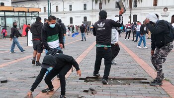 Jóvenes manifestantes retiran los adoquines