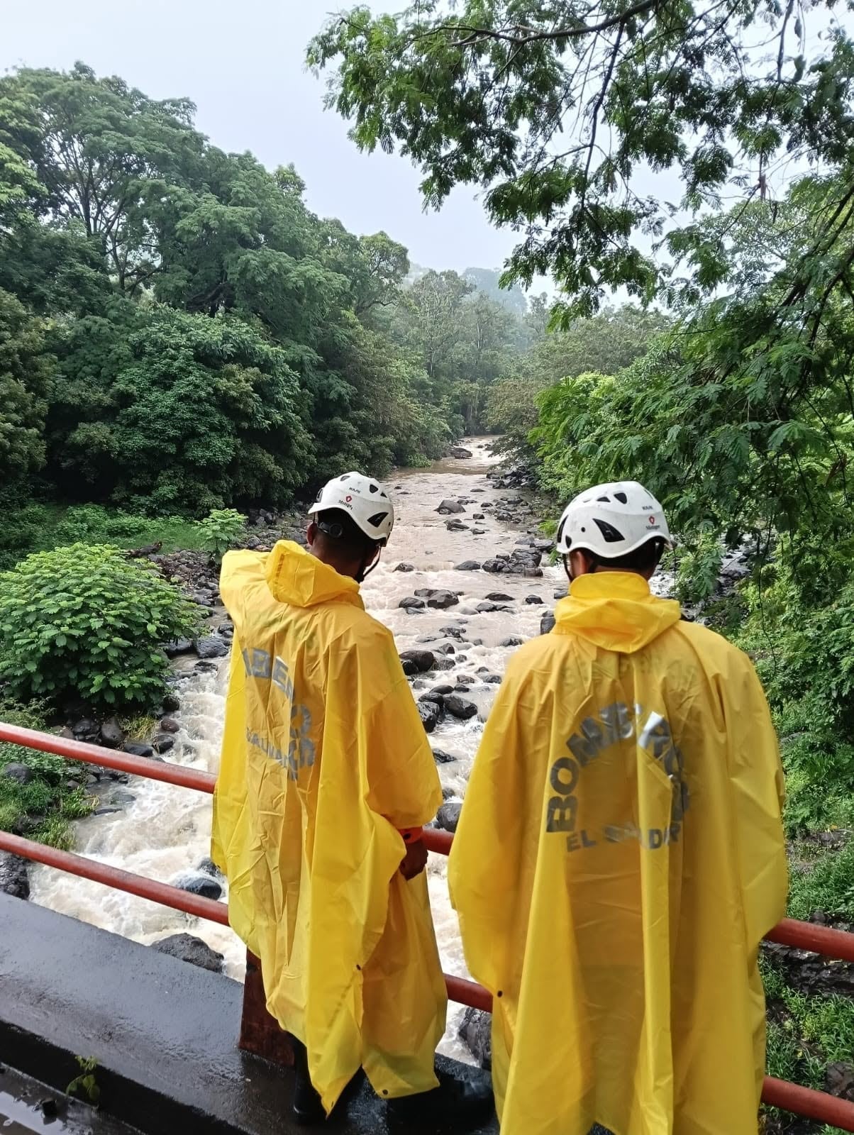 Bomberos de El Salvador supervisan el Puente Las Uvas, en Chalatenango, para evaluar las condiciones por lluvias. No se registran novedades en la zona. (Bomberos El Salvador)
