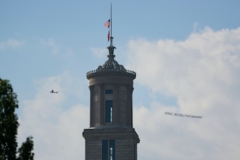 Un avión sobrevoló Nashville con una pancarta con el texto "change.org/DollyPartonAirport" como parte de una iniciativa para renombrar el aeropuerto (Foto AP/George Walker IV).