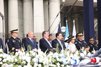 A Guatemala comemorou o 29º aniversário da Polícia Nacional com um desfile institucional liderado por Bernardo Arévalo no centro histórico.