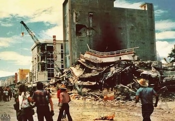 Ruinas del edificio Rubén Darío en el centro de San Salvador tras el terremoto del 10 de octubre de 1986, una estructura cuyo colapso provocó cerca de 300 muertes.