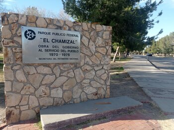 Placa del parque El Chamizal colocada durante la administración federal 1970-1976, en conmemoración de la entrega de los terrenos por parte de Estados Unidos a México. (Foto/Angélica Villegas)