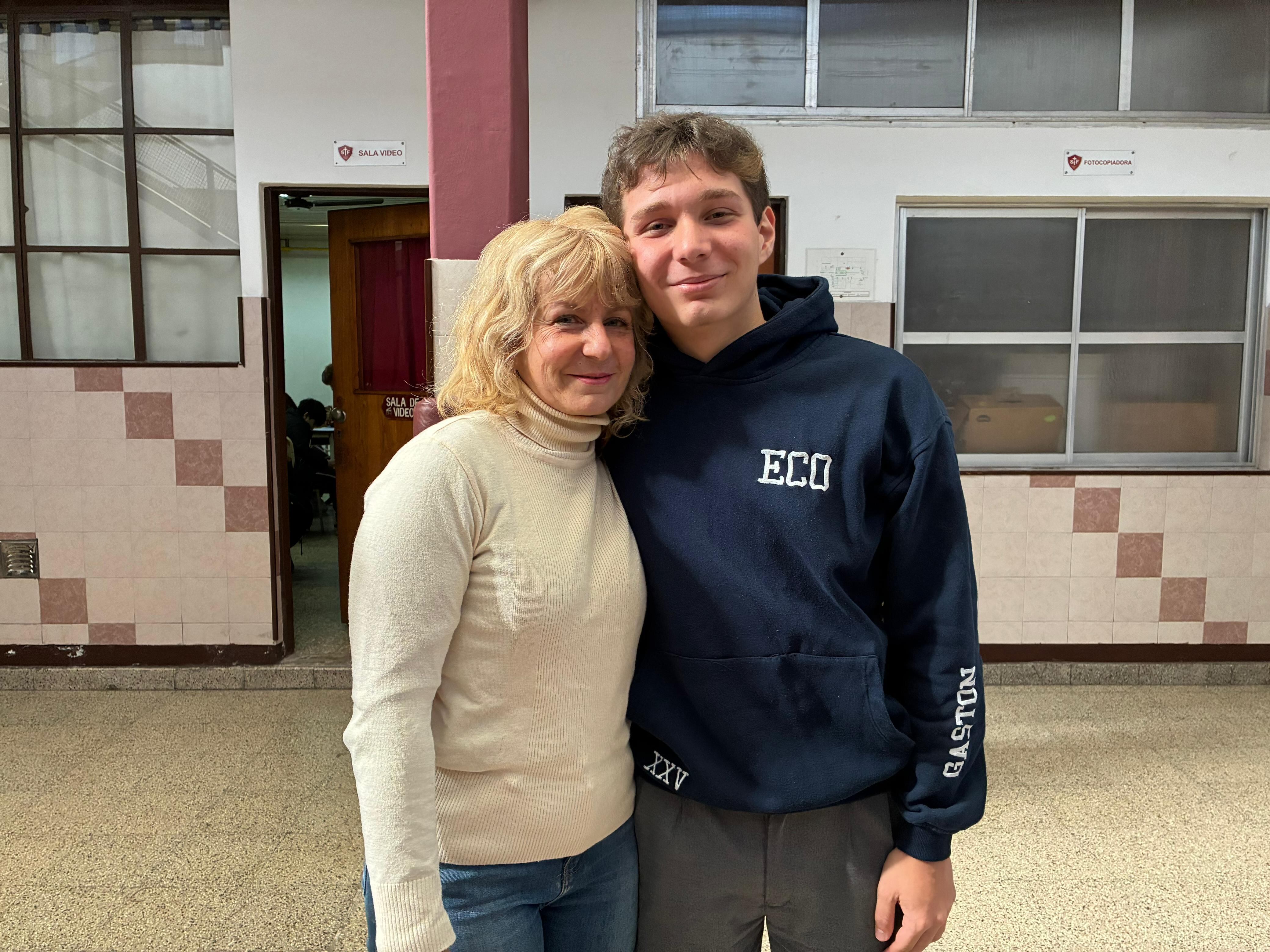 Gastón con su mamá, Cynthia, en el colegio.