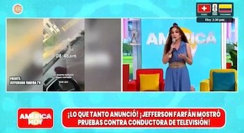 Una pantalla de televisión con una presentadora en el lado derecho y un video dividido en tres secciones en el izquierdo, texto rojo en la parte inferior