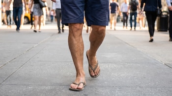 El uso prolongado de ojotas puede modificar la marcha y causar molestias en los pies