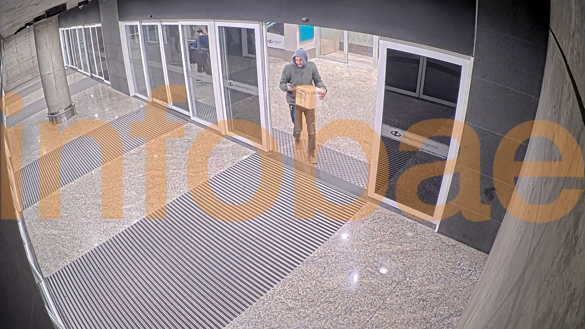 El hombre saliendo del Aeroparque