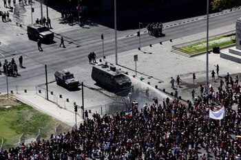 La policía disparó agua contra