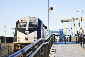 NJ Transit elevó la tarifa a USD 98 por viaje de ida y vuelta al MetLife Stadium, transportó menos pasajeros de los previstos y recibió críticas por demoras y accesibilidad (NJ Transit)