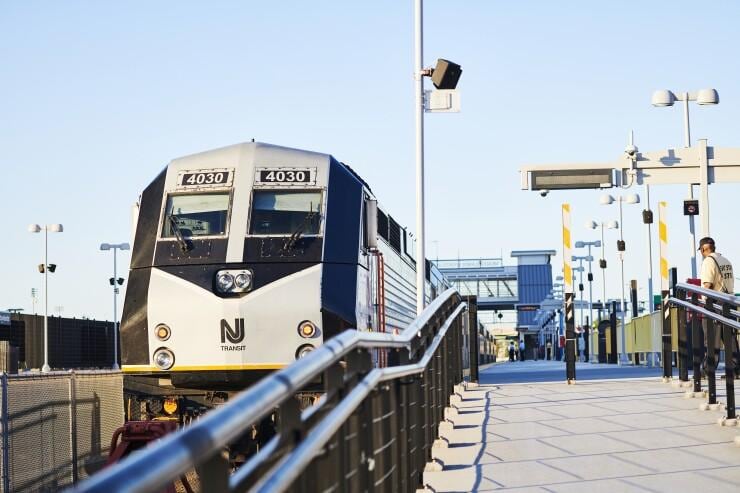 NJ Transit elevó la tarifa a USD 98 por viaje de ida y vuelta al MetLife Stadium, transportó menos pasajeros de los previstos y recibió críticas por demoras y accesibilidad (NJ Transit)