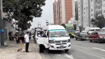Sicario en bicicleta acribilló a conductor de combi.