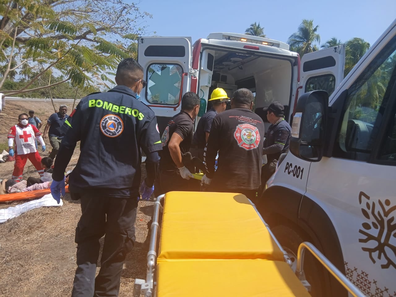 Entre los lesionados se encuentran al menos ocho personas, quienes fueron trasladadas para recibir atención médica. Foto: (Comunicación Social Guerrero)