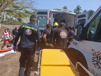 Entre los lesionados se encuentran al menos ocho personas, quienes fueron trasladadas para recibir atención médica. Foto: (Comunicación Social Guerrero)