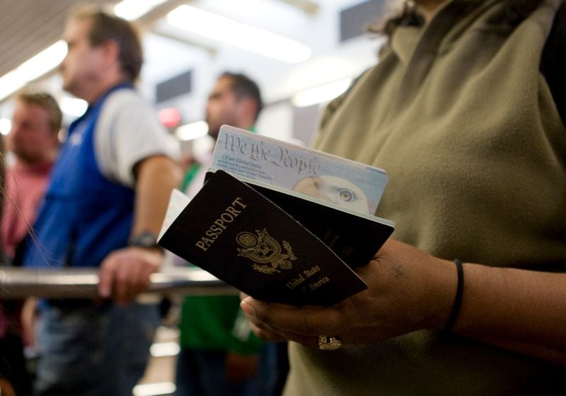 La propuesta de pasaportes infantiles apunta a determinar si el solicitante queda alcanzado por la Orden Ejecutiva 14418 contra el llamado turismo de nacimiento. (REUTERS/Fred Greaves)