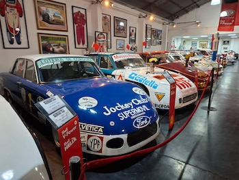 Una réplica del Ford Falcon campeón con Héctor Luis Gradassi y a su lado otros dos consagrados: el Ford de Jorge Martínez Boero en 1982 y el primer Dodge que pintó el "1", el de Antonio Aventin en la temporada 1980/1981