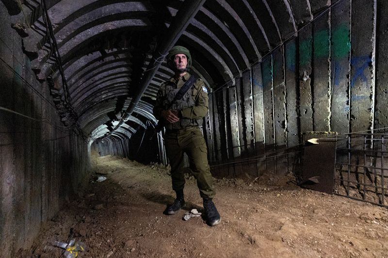FOTO DE ARCHIVO: El portavoz militar israelí, contralmirante Daniel Hagari, en lo que el ejército israelí dice que es un túnel de hierro diseñado por Hamas en el norte de la Franja de Gaza, 15 de diciembre de 2023 (REUTERS/Amir Cohen/File Photo)