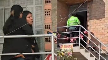 Dos mujeres en primer plano y un agente policial subiendo escaleras de una vivienda de ladrillo con un letrero que indica "Se alquila cuartos"