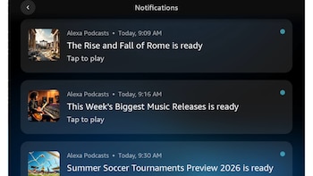 Pantalla de un dispositivo móvil mostrando una lista de notificaciones de Alexa Podcasts con tres elementos: un podcast de historia, uno de música y uno de deportes