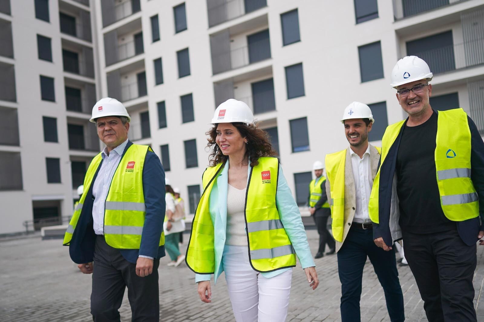 La presidenta de la Comunidad de Madrid, Isabel Díaz Ayuso, visitando una promoción de empresa pública