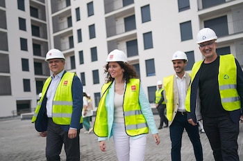 La presidenta de la Comunidad de Madrid, Isabel Díaz Ayuso, visitando una promoción de empresa pública