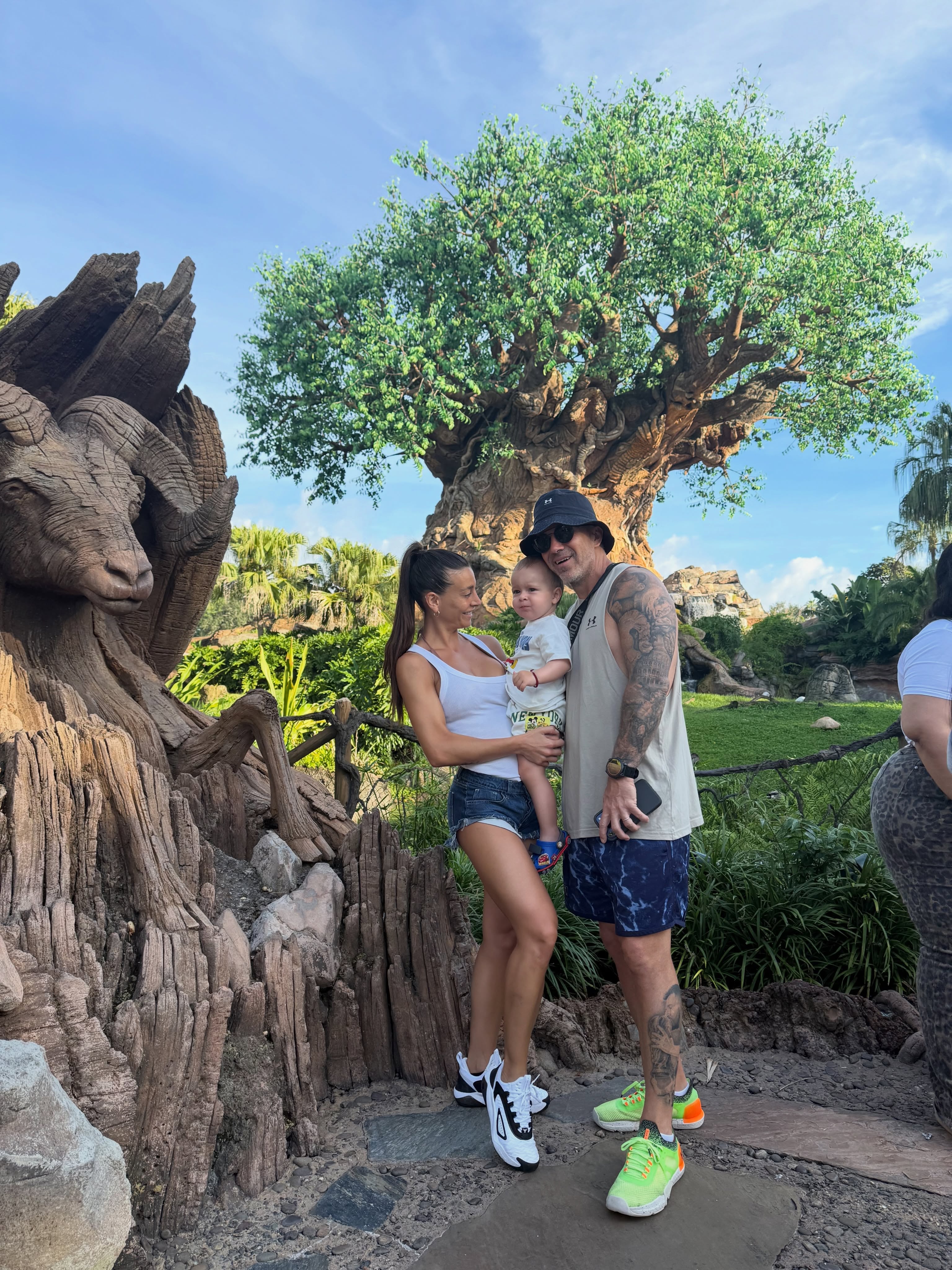 Sol Pérez y su esposo Guido Mazzoni posan con su hijo Marco frente al Árbol de la Vida