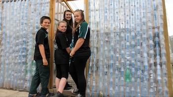 Una escuela australiana construyó un invernadero con 2.000 botellas de plástico