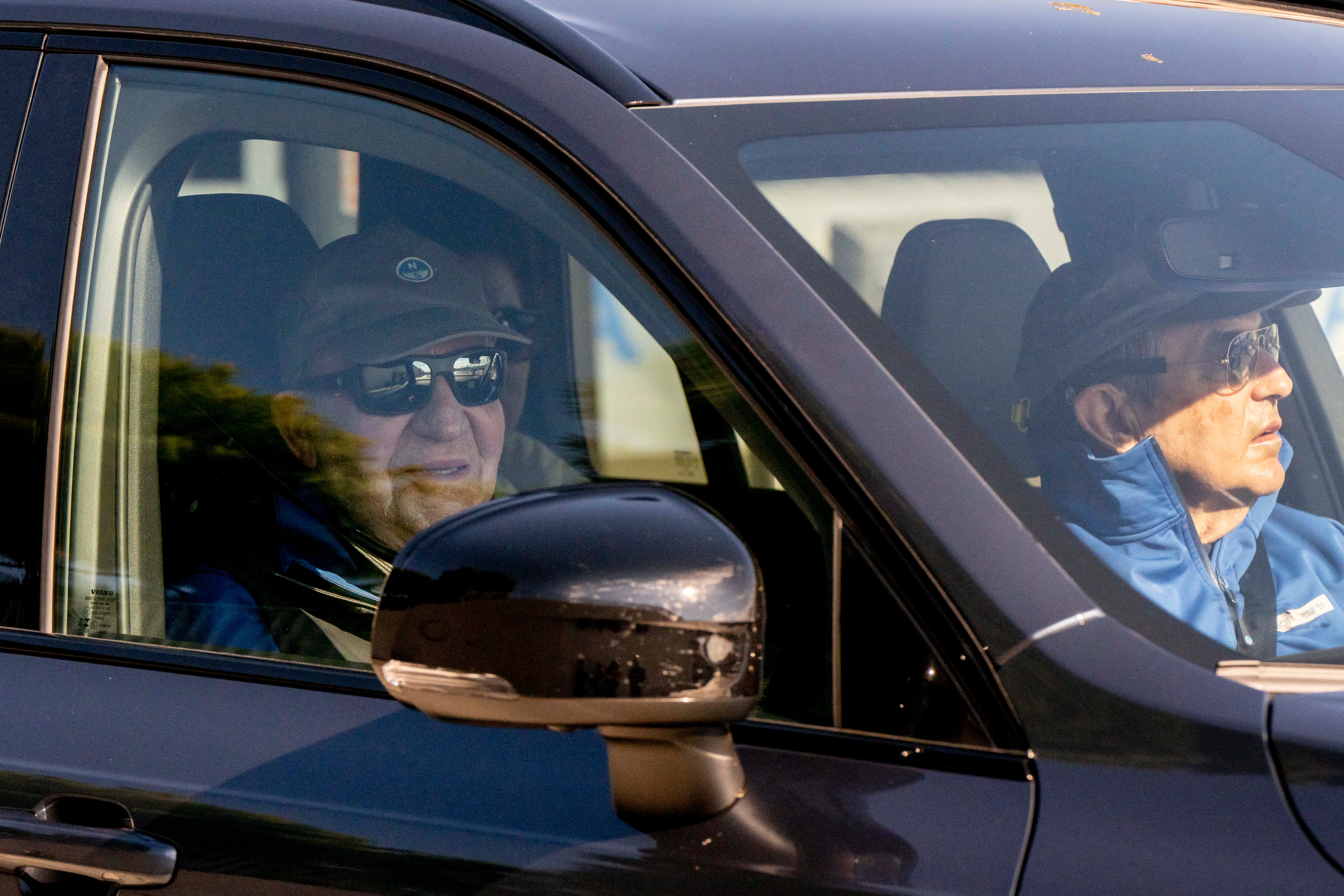 El Rey Emérito de España Juan Carlos I a su llegada para competir en la Liga de Seis Metros en Sanxenxo. (EFE/Brais Lorenzo).