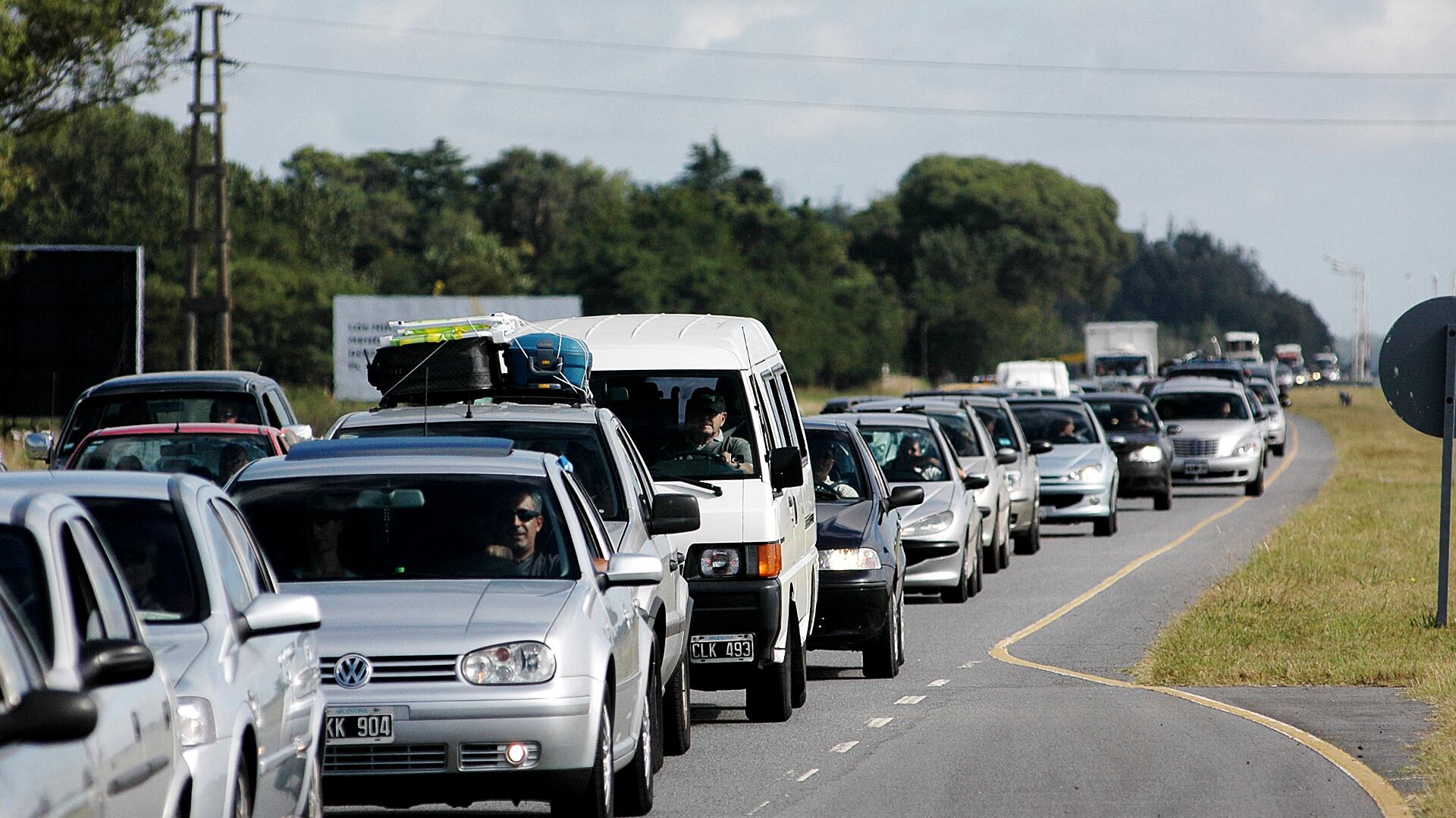 Este viernes se registró un tránsito intenso rumbo a la Costa Atlántica (Archivo: NA)