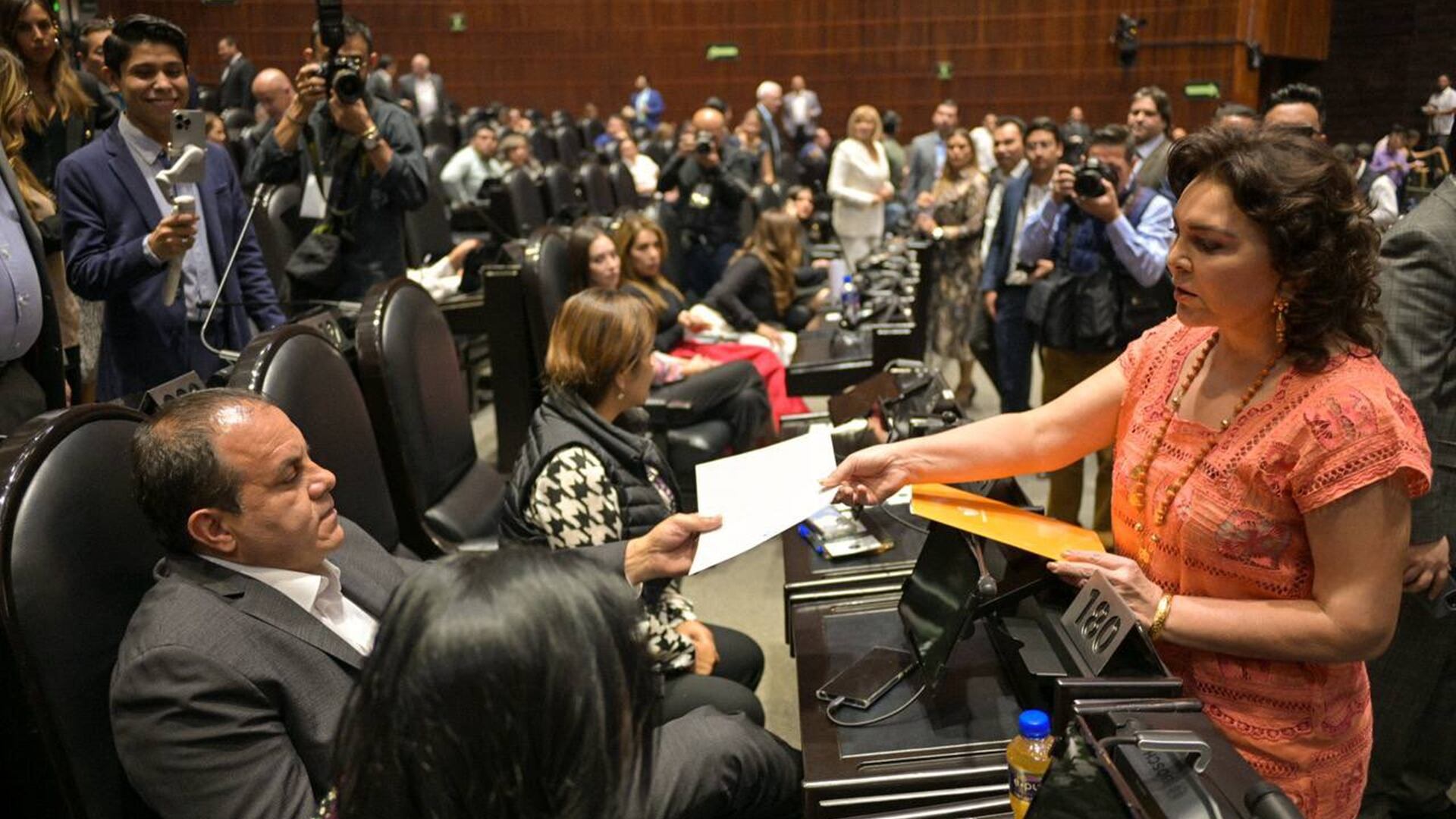 La coordinadora de la bancada de Movimiento Ciudadano (MC), Ivonne Ortega, entregó una carta al diputado Cuauhtémoc Blanco para solicitarle que enfrente la justicia sin fuero.Crédito: X/@IvonneOP