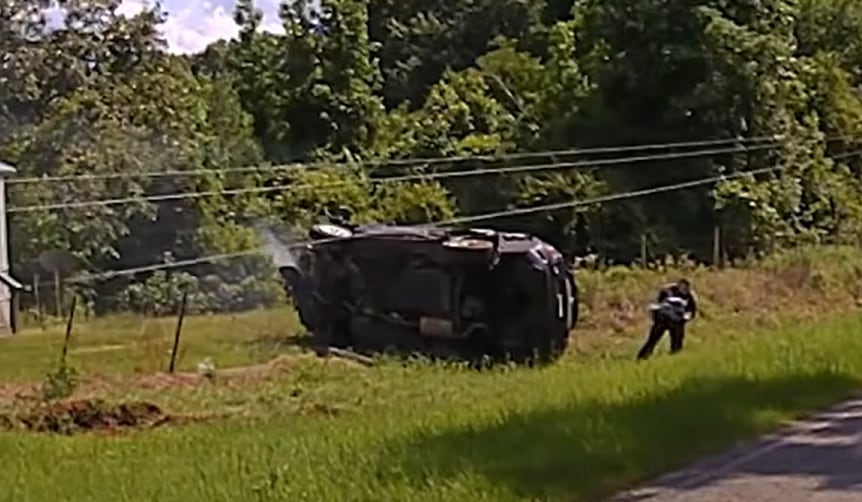 Un oficial de policía rescató al bebé de cuatro meses que fue expulsado del vehículo en el vuelco (Arkansas State Police)