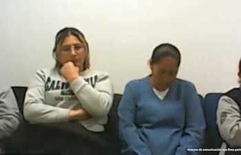 Cuatro mujeres y dos hombres