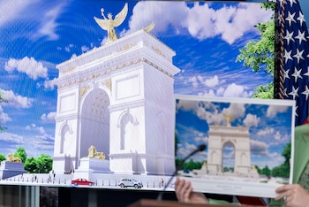 La secretaria de prensa de la Casa Blanca, Karoline Leavitt, muestra una ilustración del Arco del Triunfo que el presidente Trump presentará como proyecto de construcción, durante una rueda de prensa en la Casa Blanca en Washington, D.C., EE.UU., el 15 de abril de 2026 (EFE/SHAWN THEW)